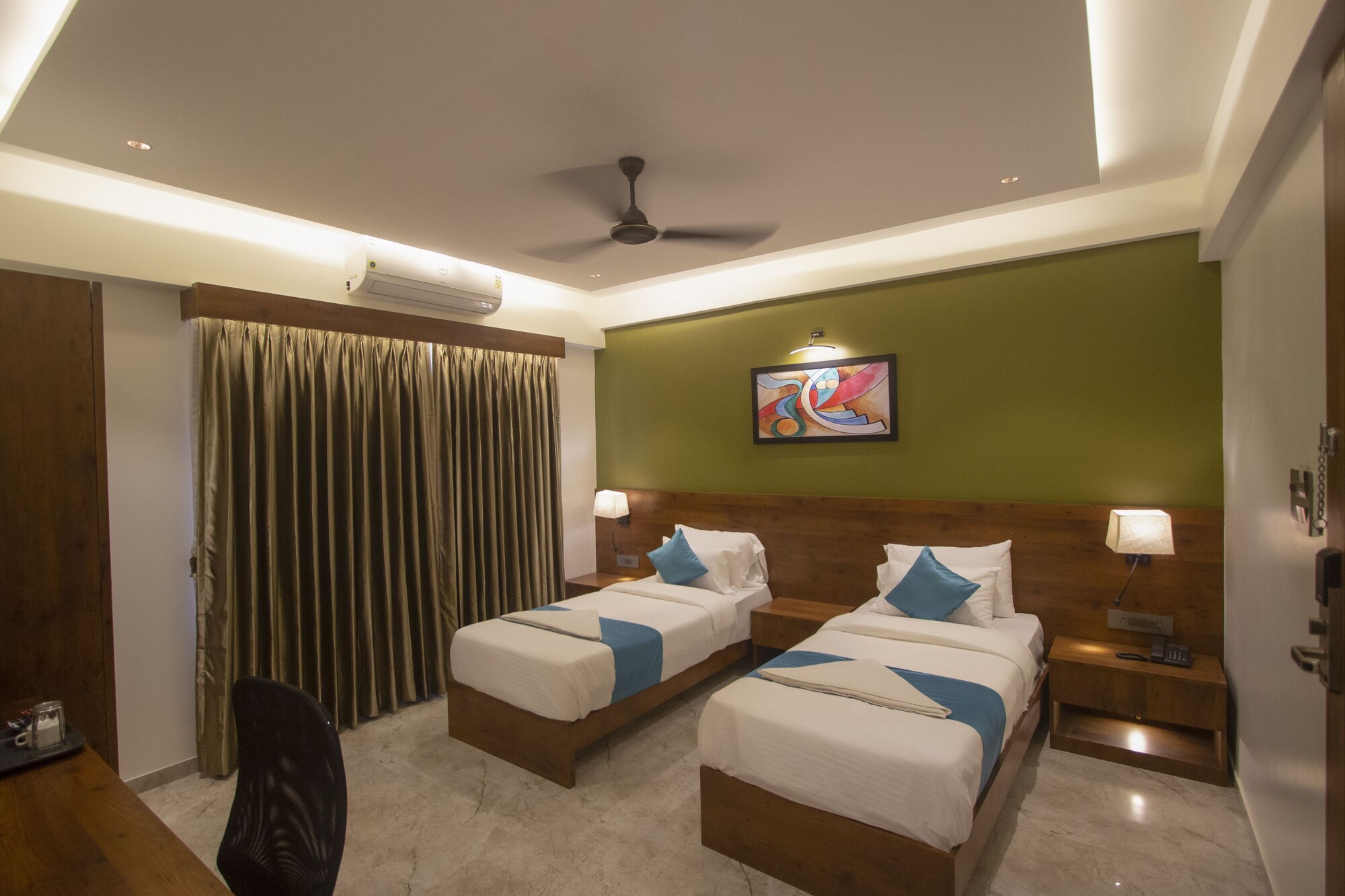 DELUXE, TWIN BEDS