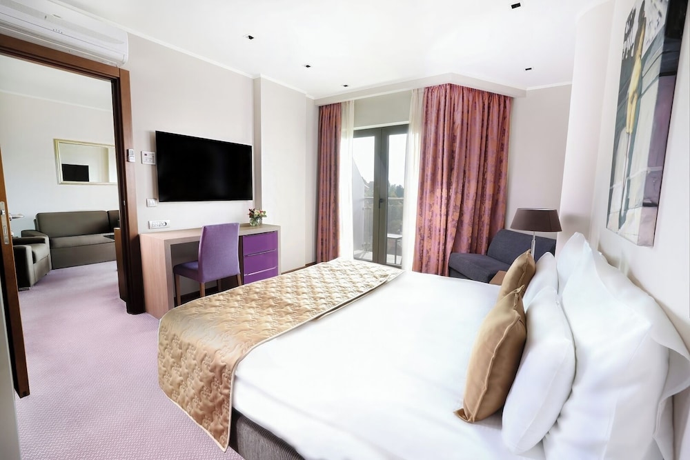 Suite, Double Bed, Sofa, Hot Tub