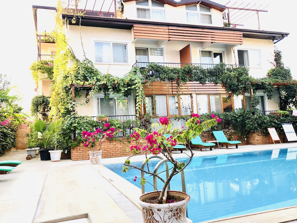 Ten Apart Hotel 65/76