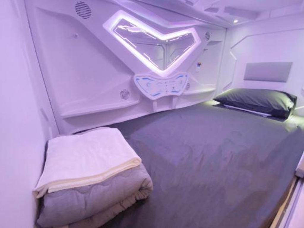 Capsule, Male Dorm, Single, Shared Bathroom