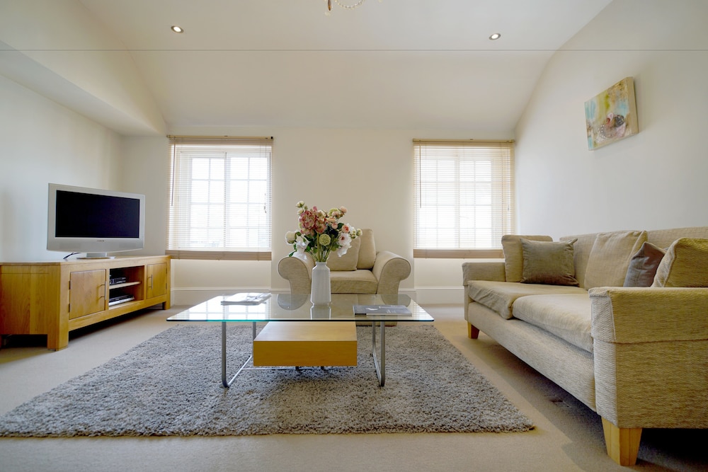 17 Hertford Street 16/42