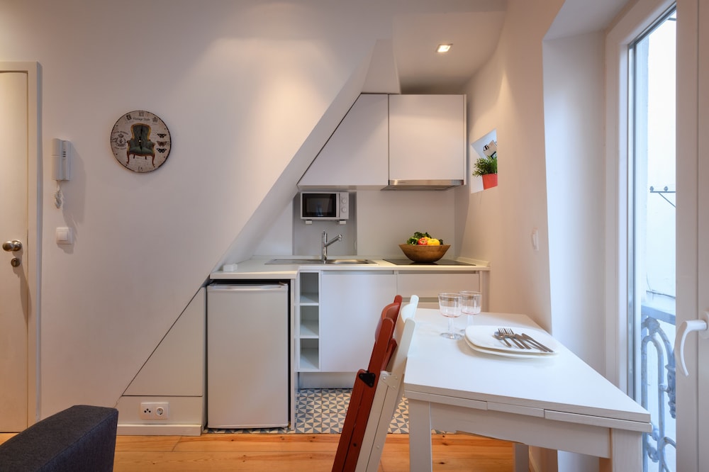 Alfama Yellow House 24/75