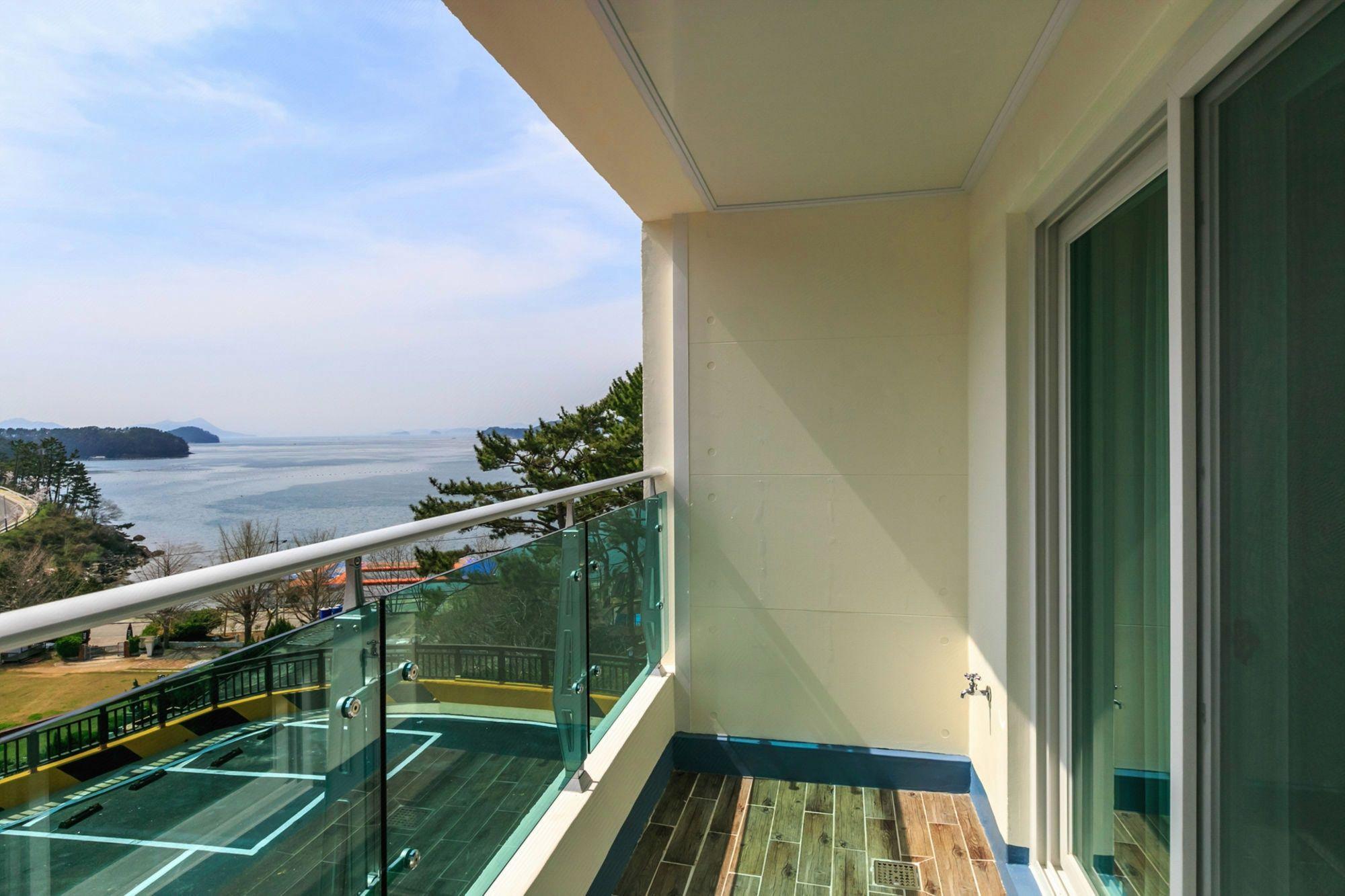 Tongyeong Beach Castle Hotel 42/54