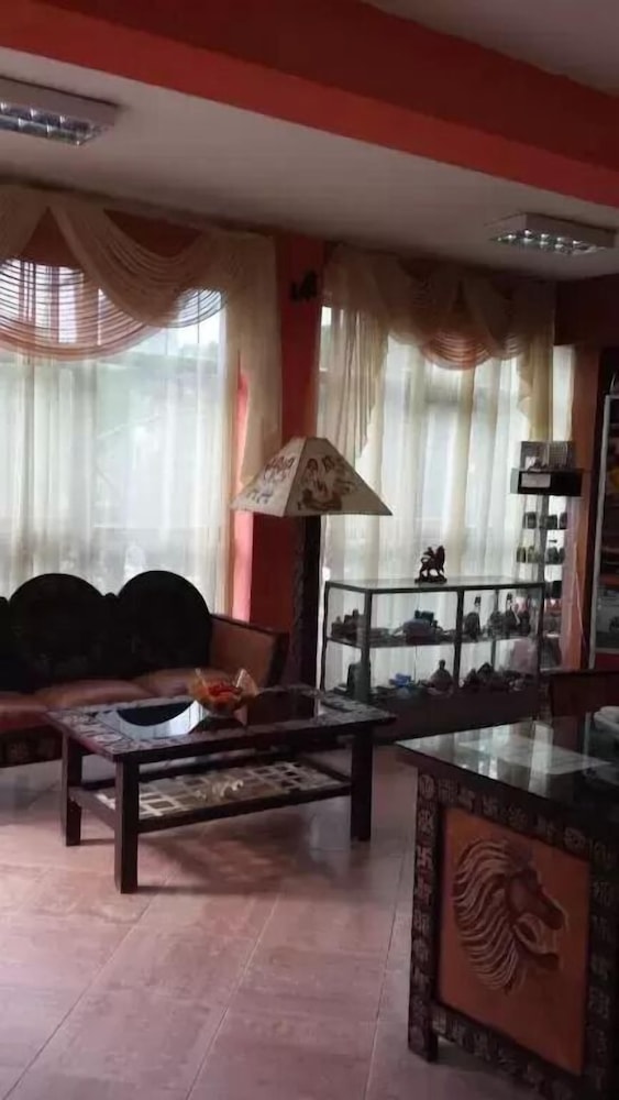 The Lions Den Hotel 13/19