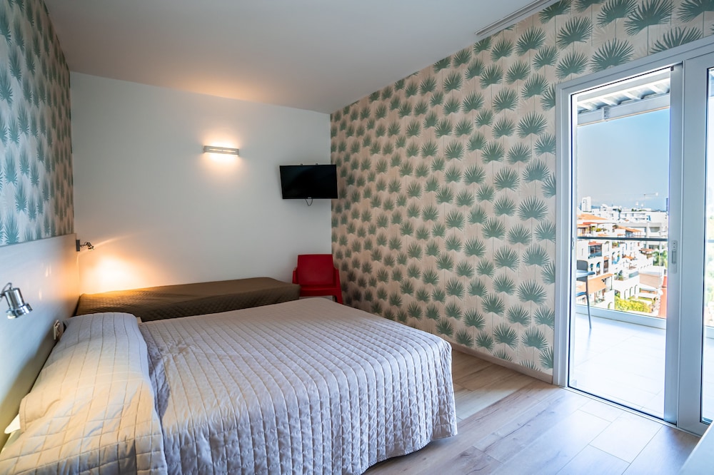ROOM, DOUBLE OR TWIN BED, PARTIAL SEA VIEW