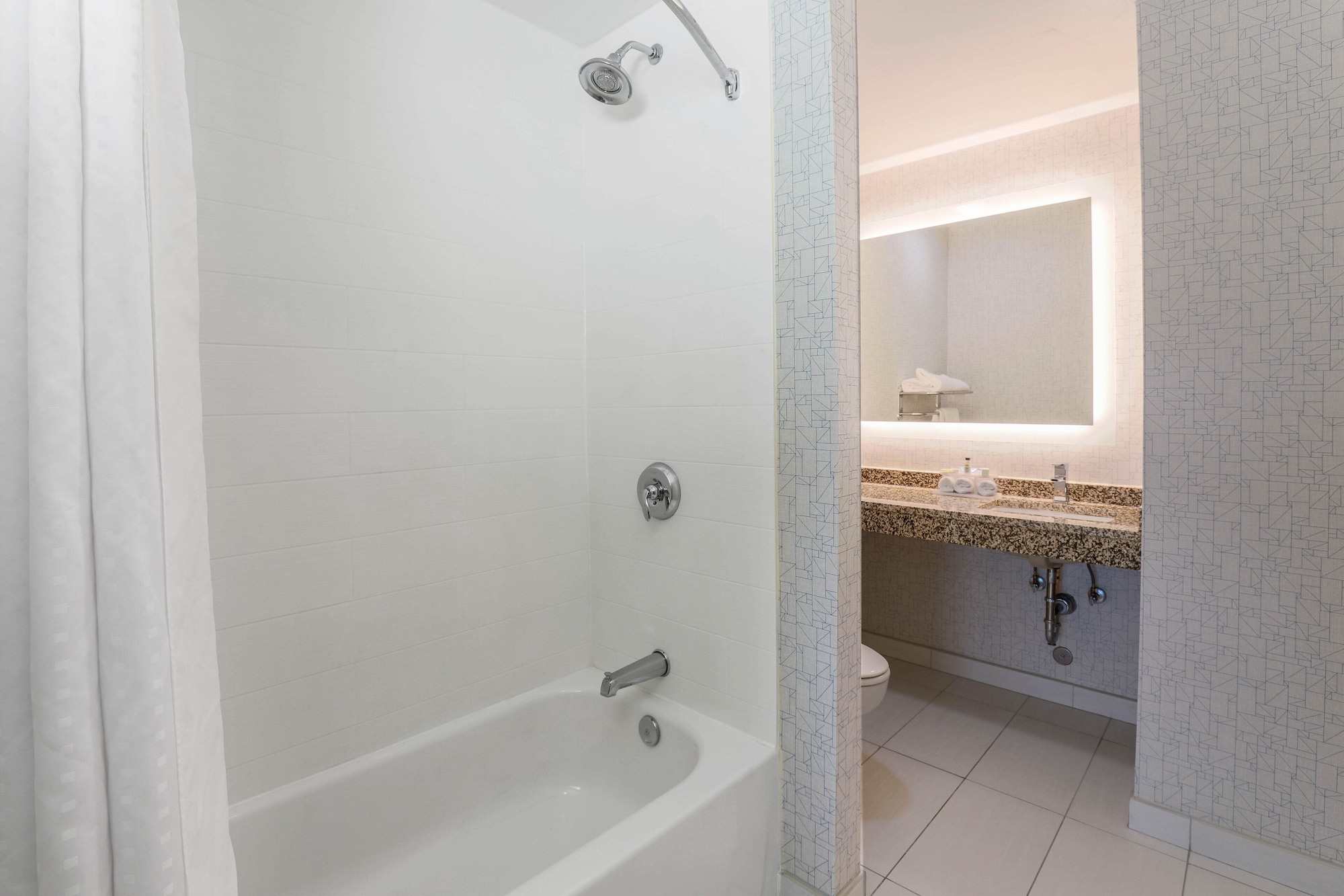 غرفة قياسية بسرير كينج بحوض استحمام لذوي الإعاقة، Holiday Inn Express & Suites Downtown Fort Worth 4/5