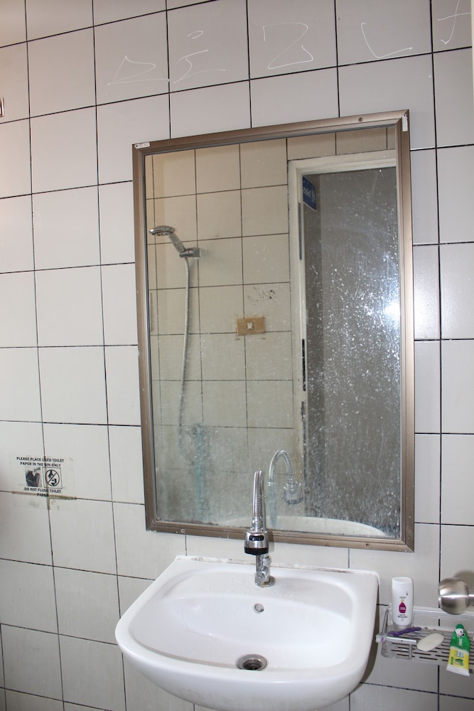 OYO 985 The Twins Hostel 24/25