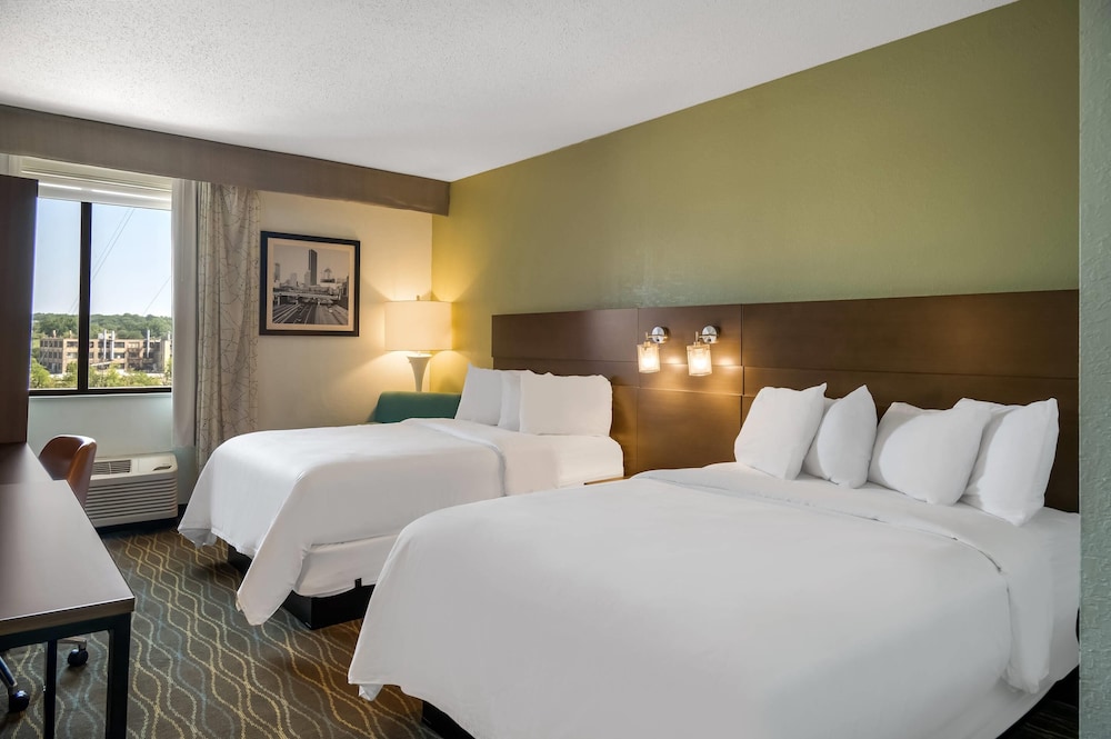 ROOM, QUEEN BED, ACCESSIBLE