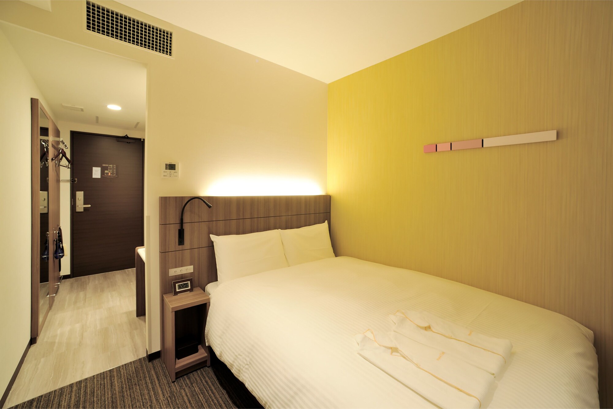 SEMI ROOM, SEMI DOUBLE BED
