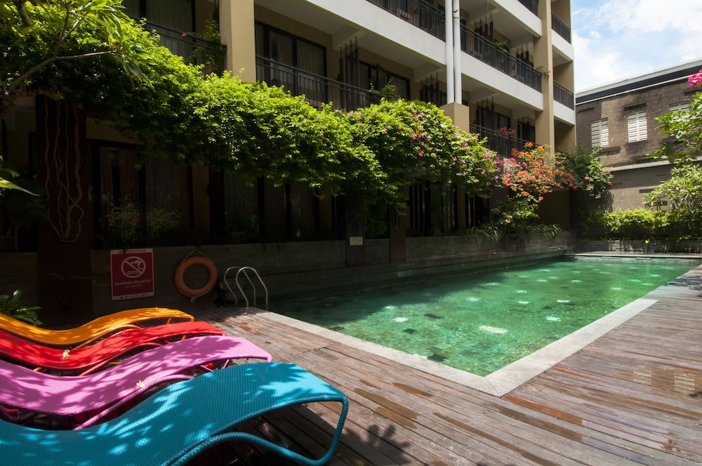 100 Sunset Hotel Kuta 60/66