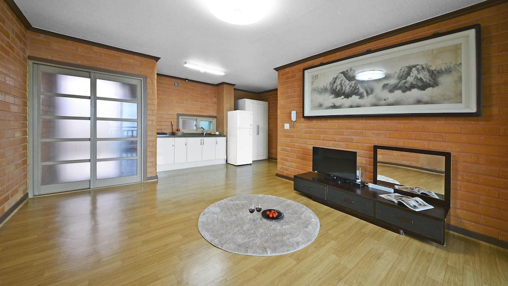 Yeosu Hwangto Pension 10/50