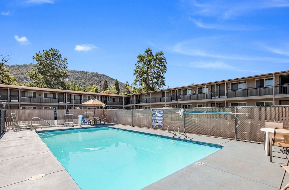 Econo Lodge Inn & Suites Yreka, CA 31/50