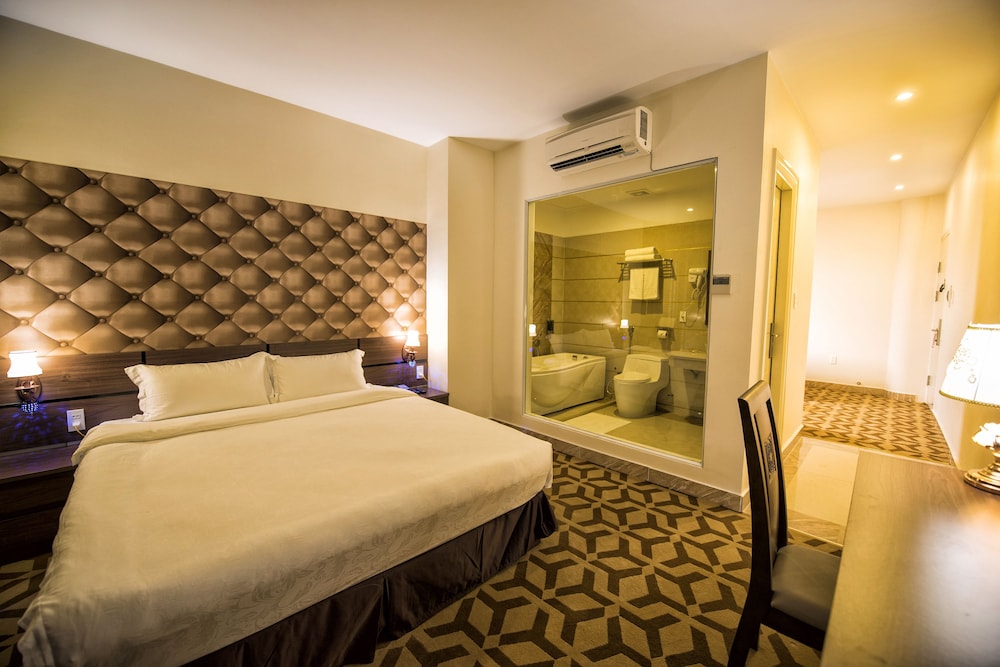 DELUXE, DOUBLE OR TWIN BED, CITY OR LAKE VIEW
