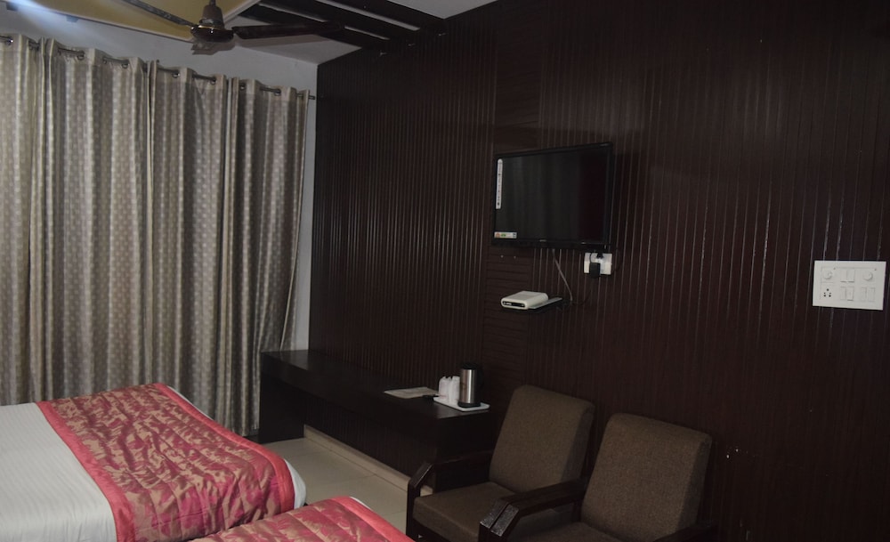 Trishul Hotel 20/27