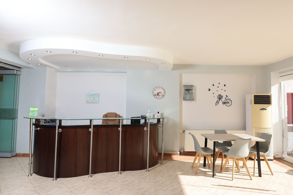 Summer Dream Hotel 5/50