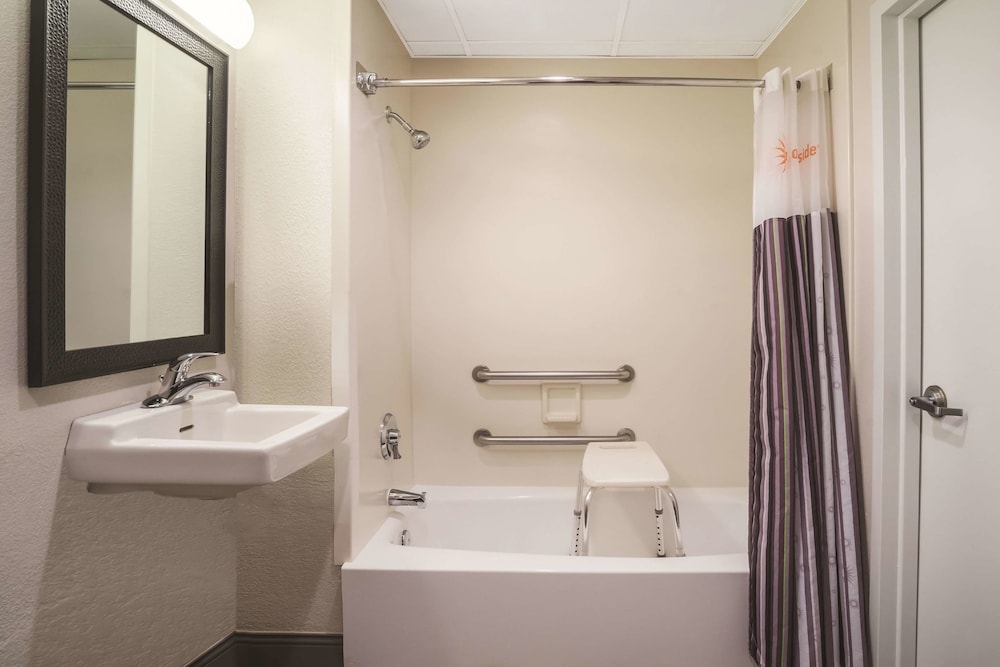 La Quinta Inn & Suites by Wyndham Minneapolis Bloomington W 13/52