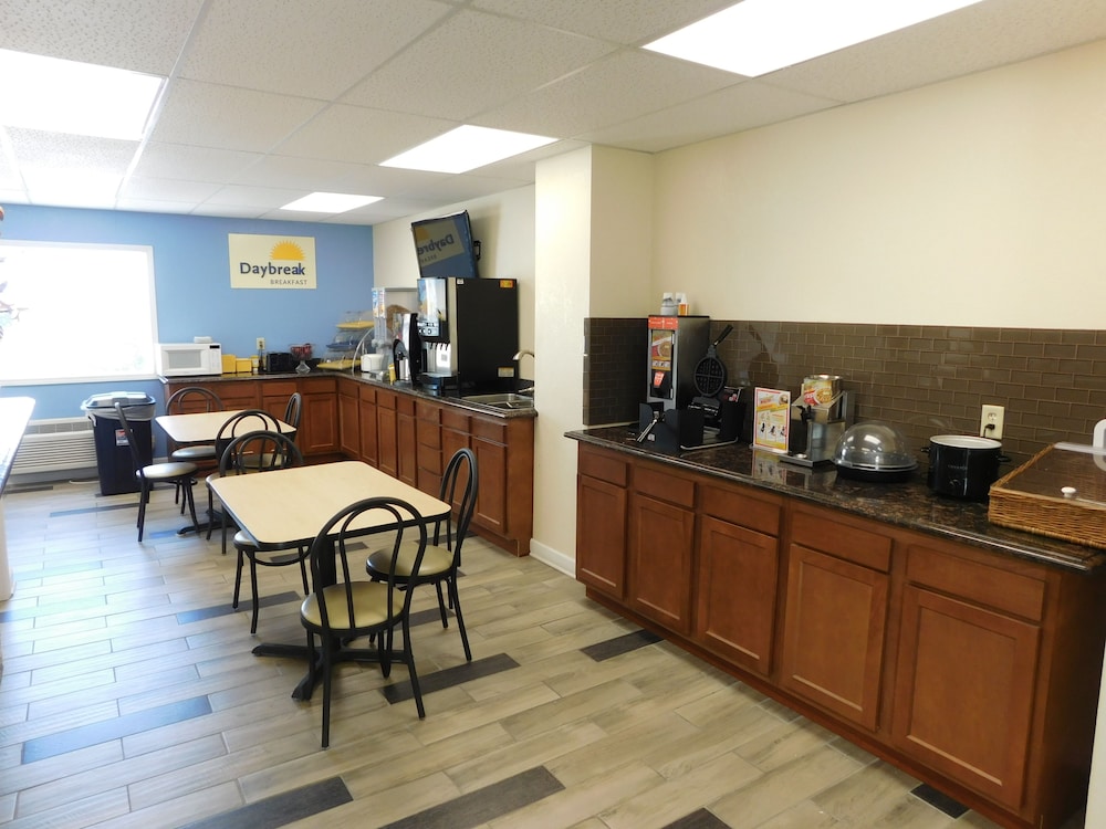 Days Inn by Wyndham West Branch Iowa City Area 30/42