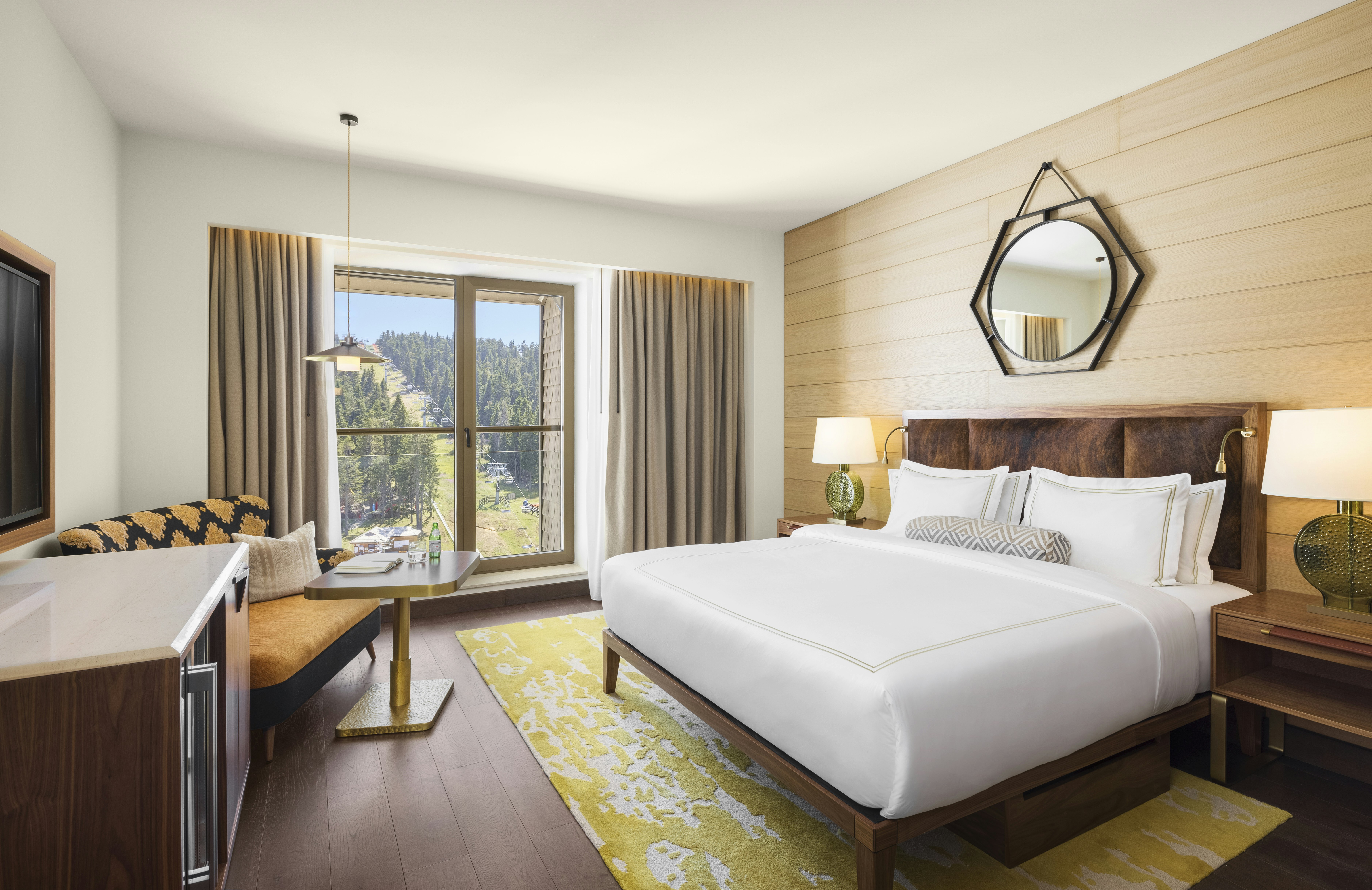 Room, King Bed, Slope View