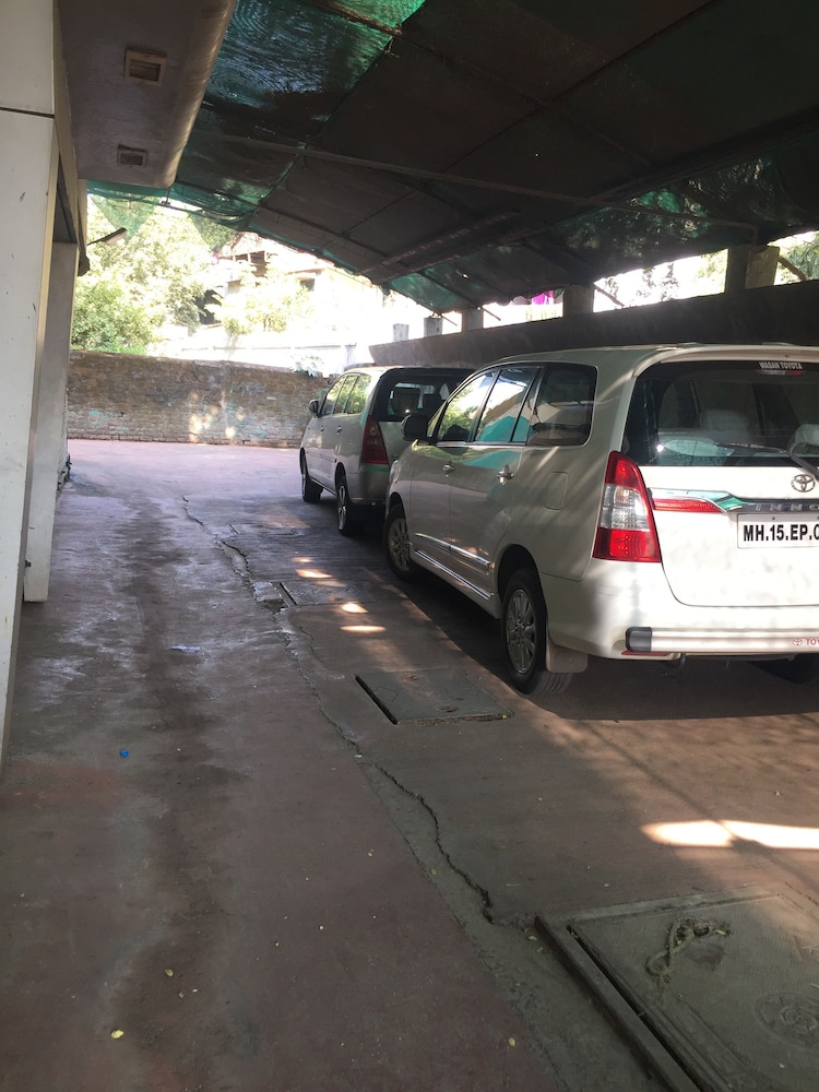 Hotel New Uttam Hira Palace 33/34