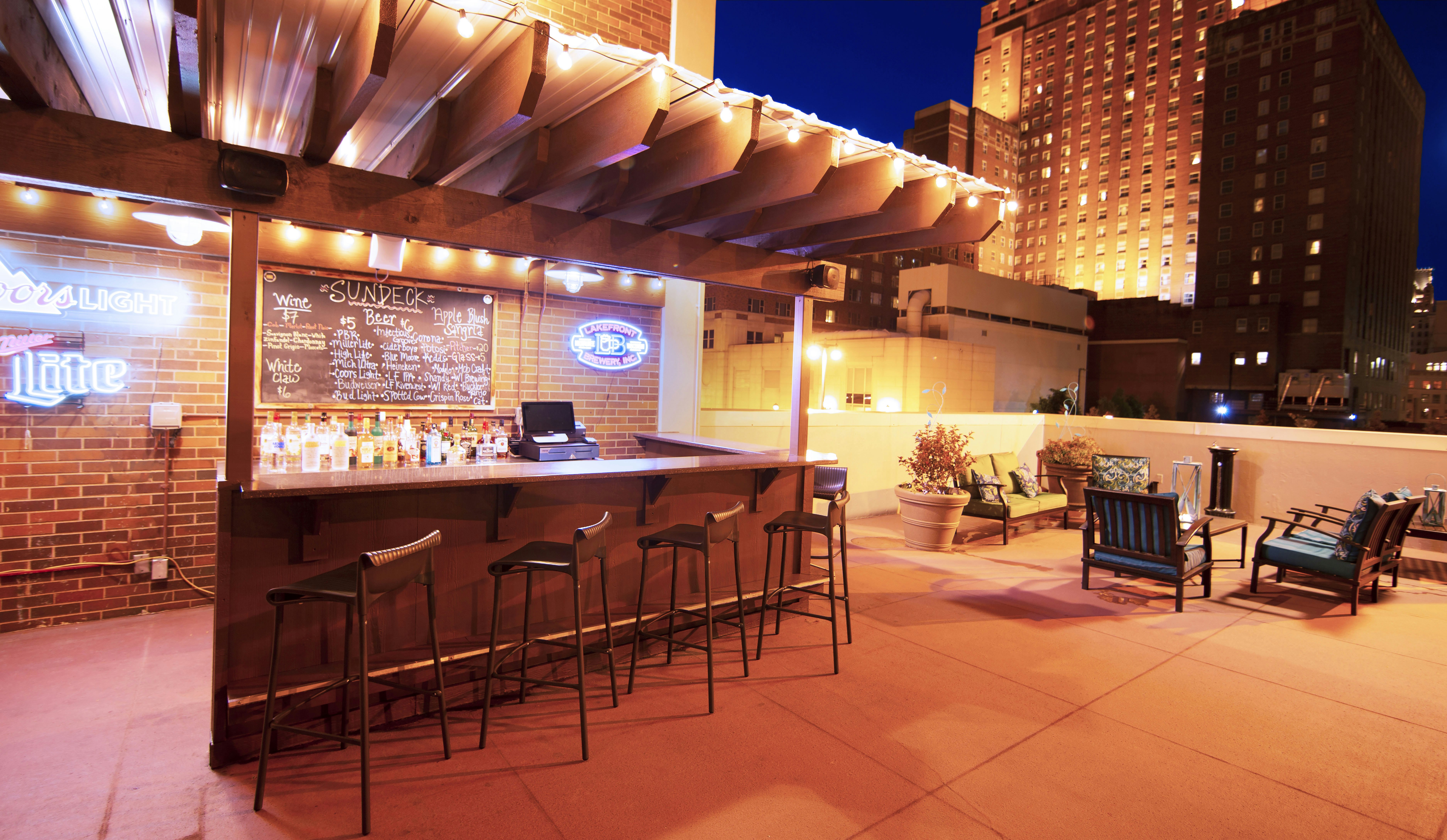 DoubleTree by Hilton Milwaukee Downtown 30/50