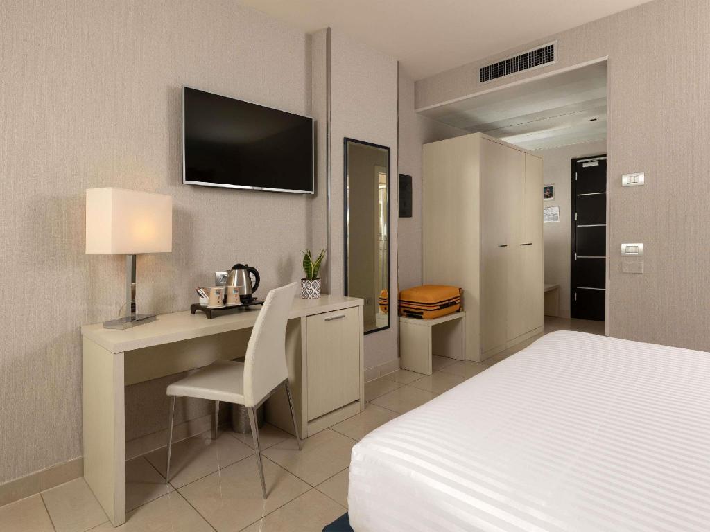 Superior, Double Bed, Lateral Side Sea View, Sofa, Balcony، MERCURE RIMINI ARTIS 7/9