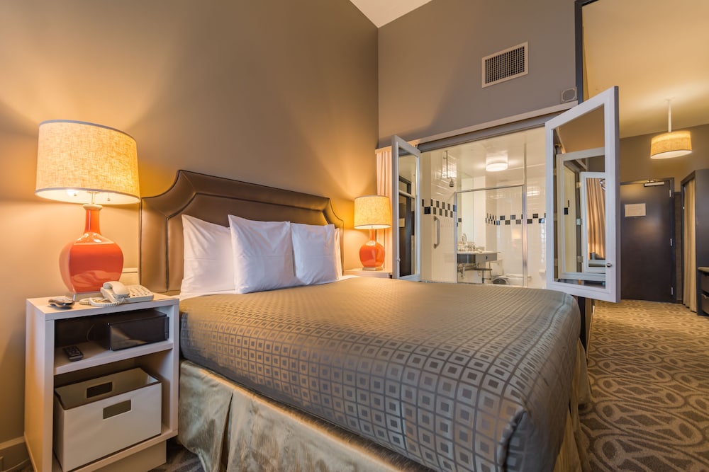 Proximity Hotel 10/71
