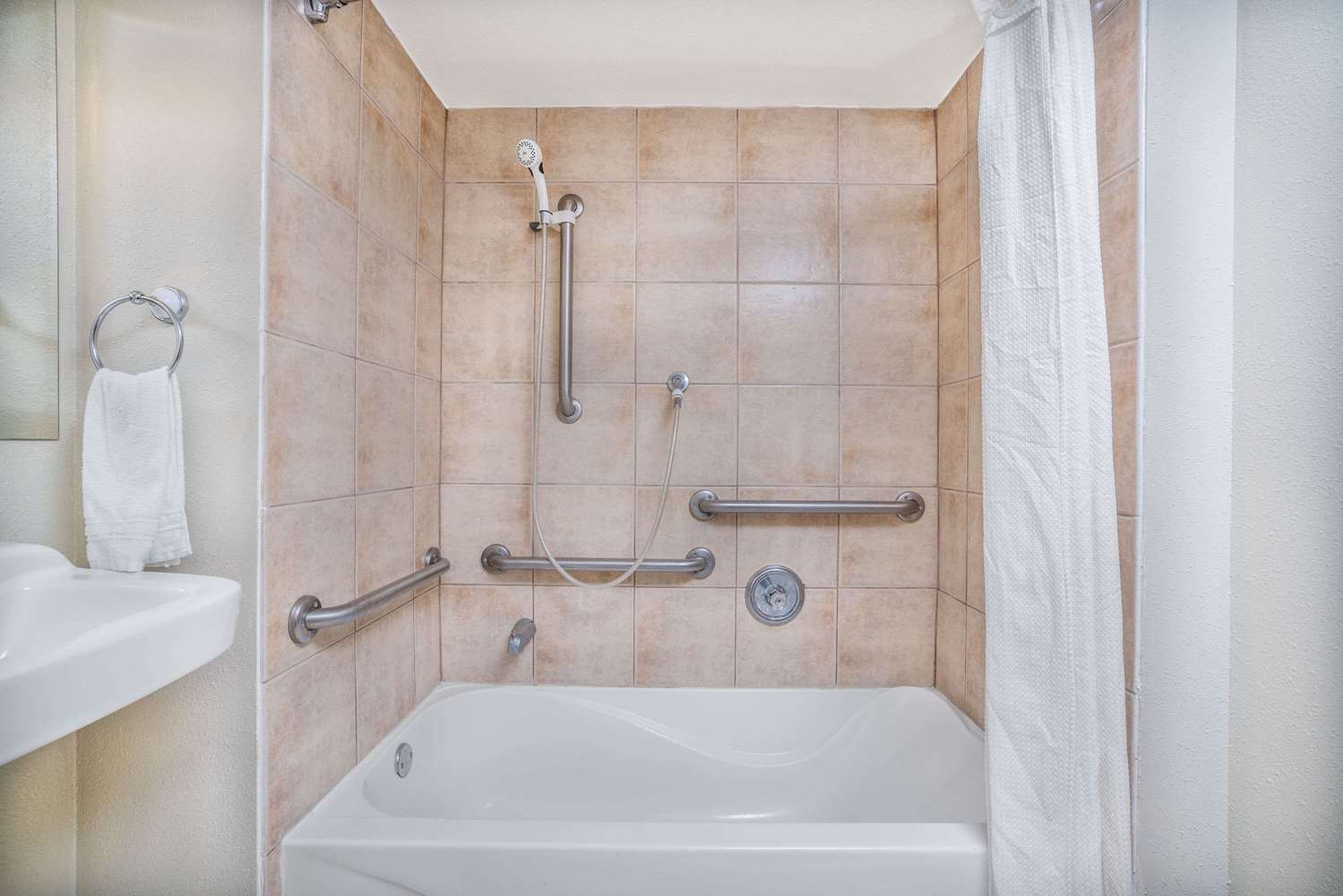 AmericInn by Wyndham Rochester Near Mayo Clinic 23/25
