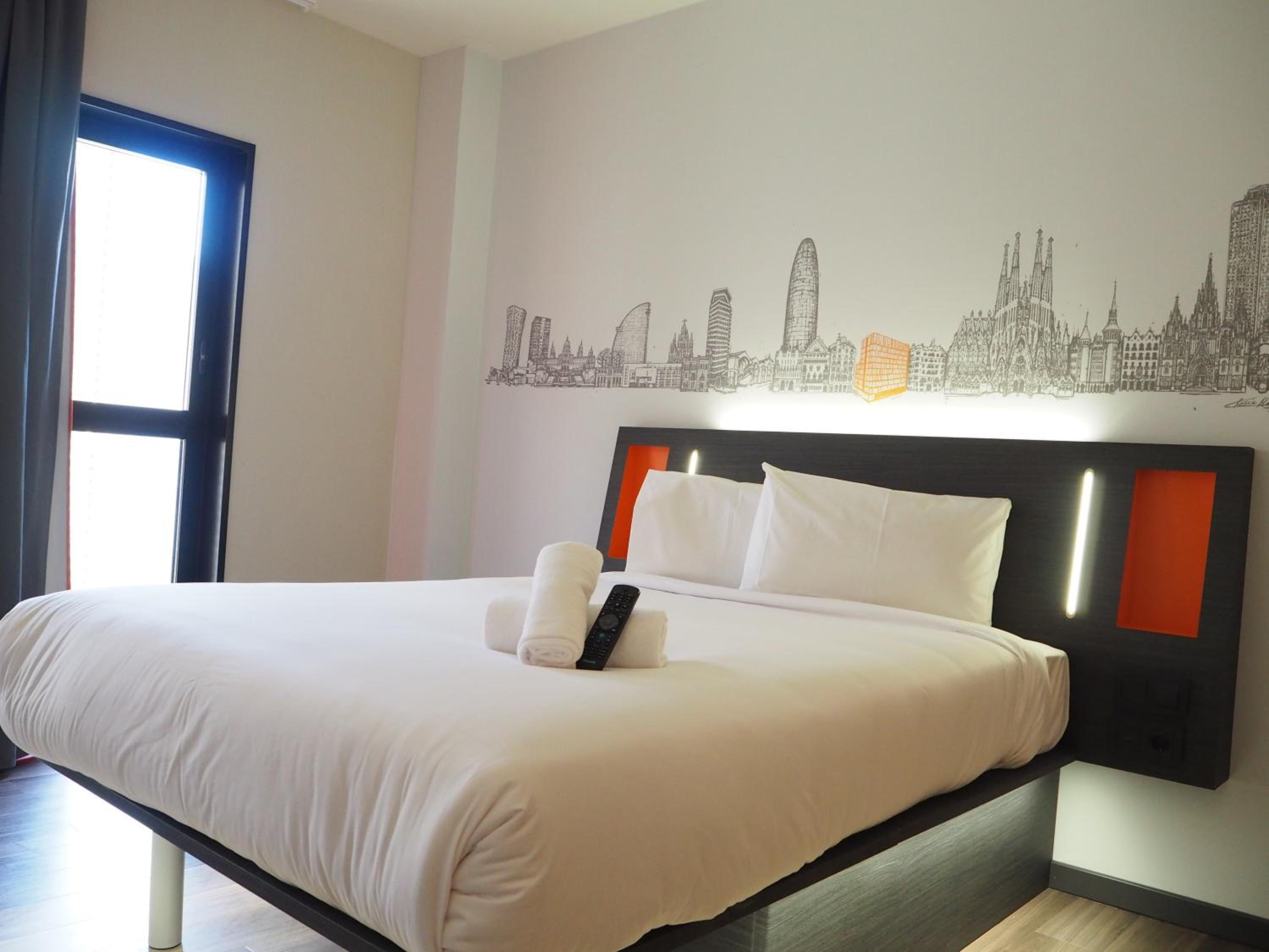 غرفة عائلية بسرير مزدوج، easyHotel Barcelona Fira 6/10