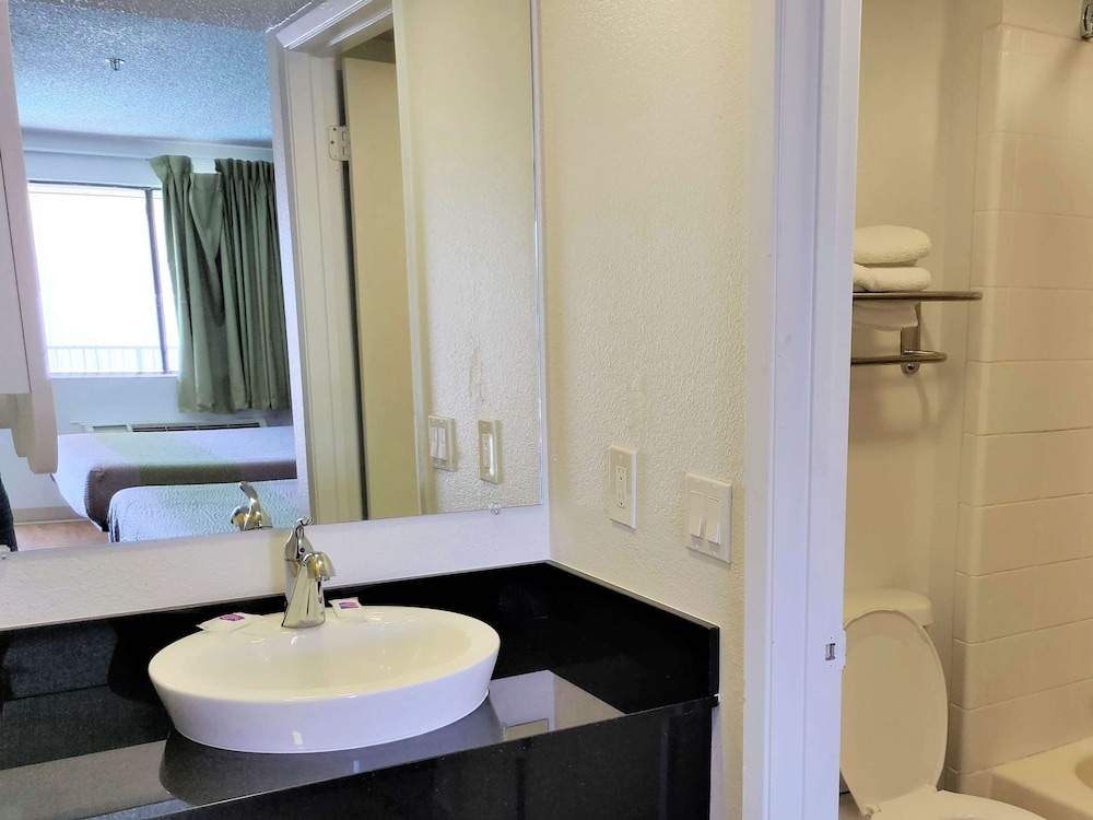 Studio6 Fresno, CA - Extended Stay 34/37