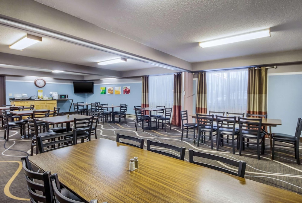 Quality Inn & Suites Newberry, MI 42/49