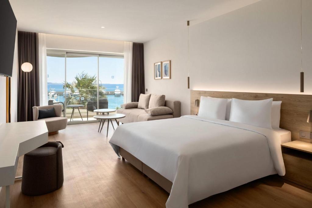 Wyndham Residences Piraeus Marina Zeas 4/10