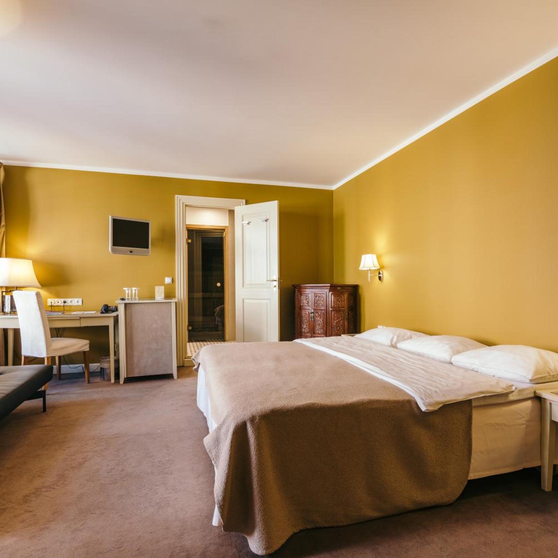 EXECUTIVE, SUITE
