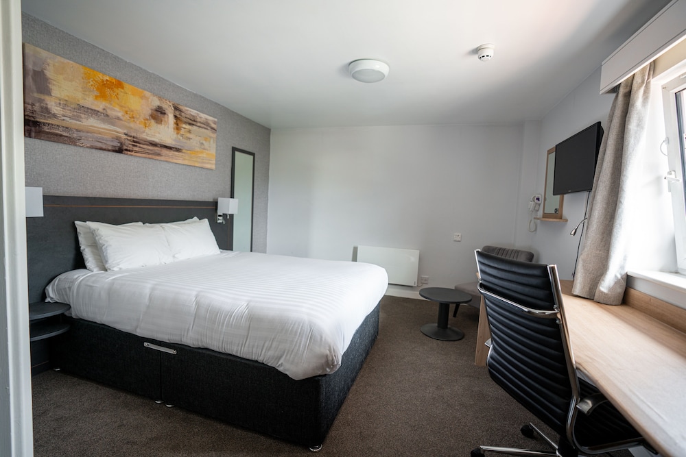 Pendulum Hotel 28/68