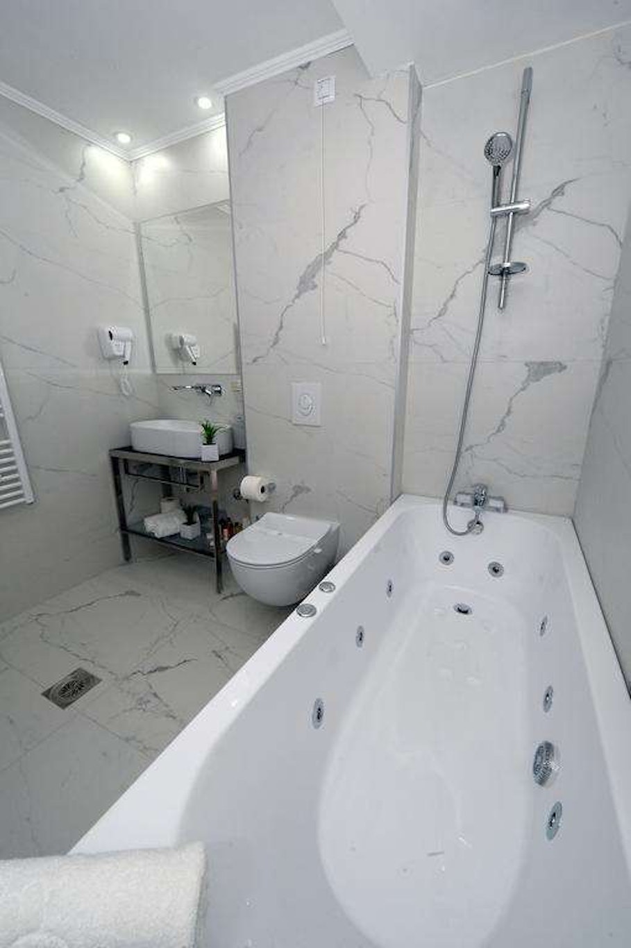 ALEXANDAR II HOTEL 20/20
