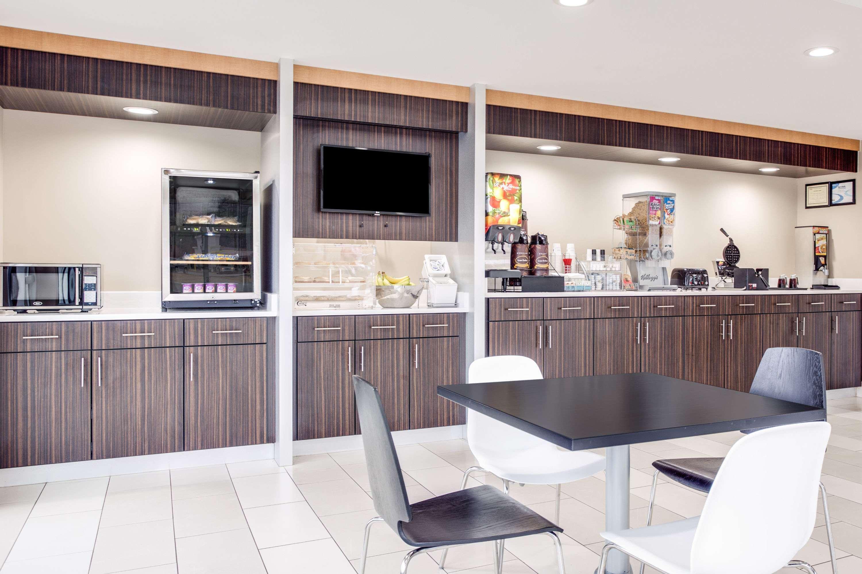 Super 8 by Wyndham Dalton 25/28