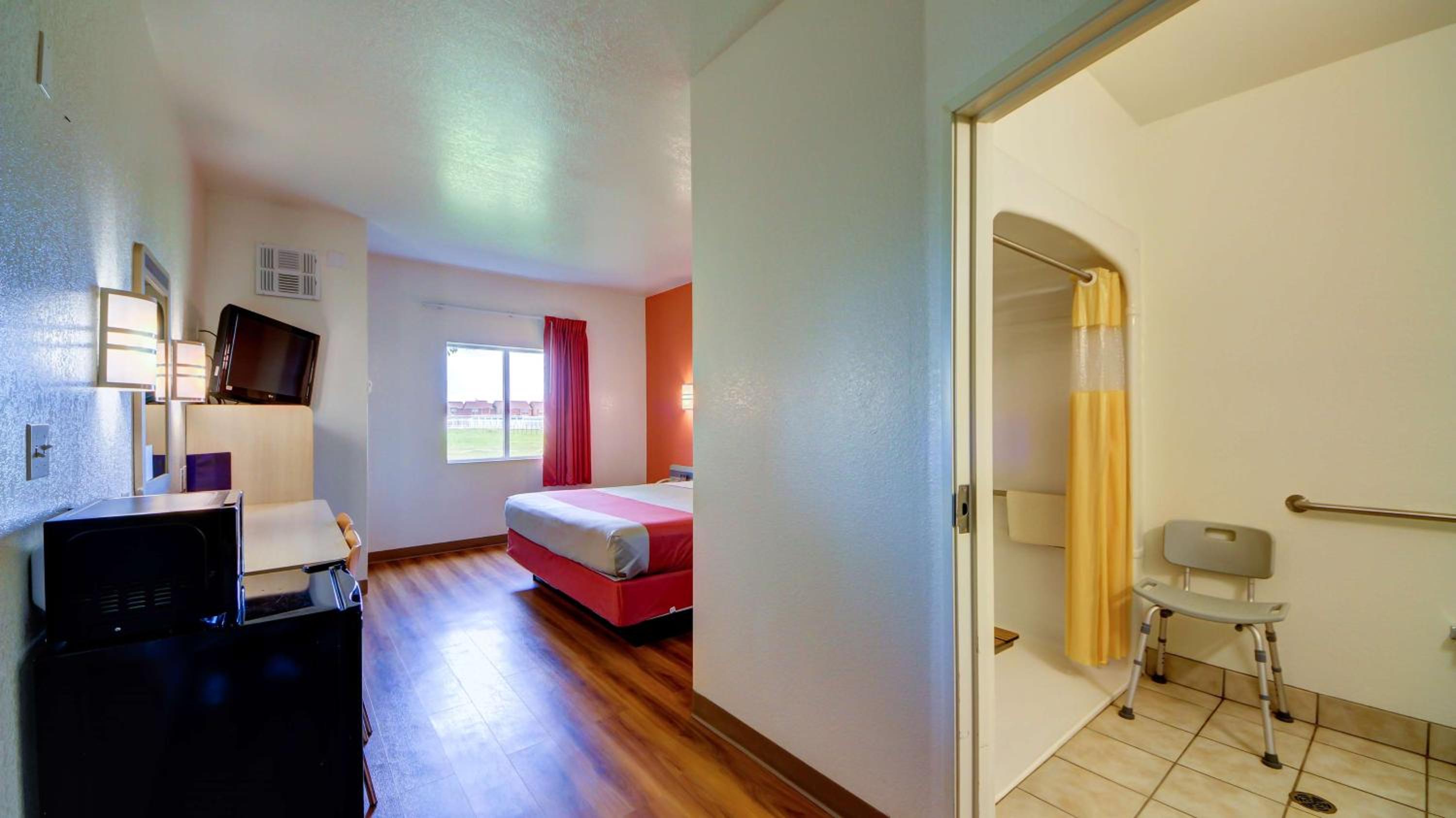 غرفة بسرير كينج لذوي الإعاقة، Motel6 El Reno, OK 4/9