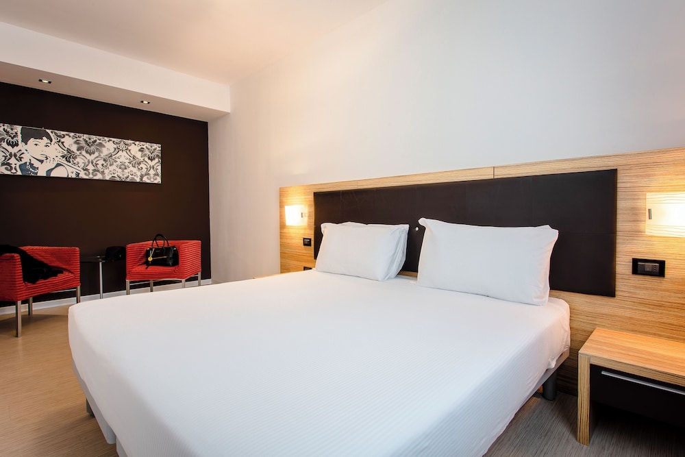 SUITE, QUEEN BED, 2 SOFA