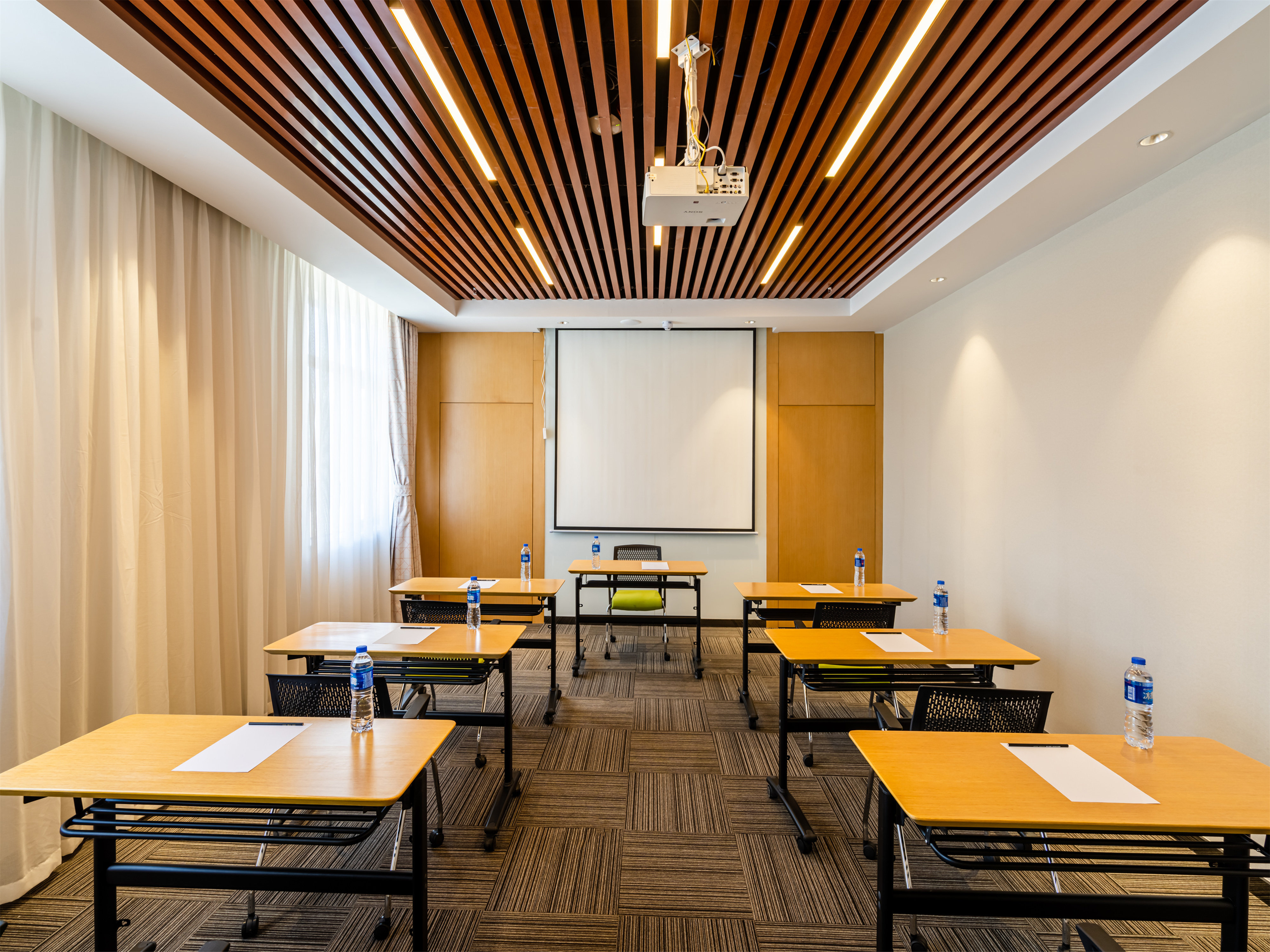 Holiday Inn Express Litang 76/78
