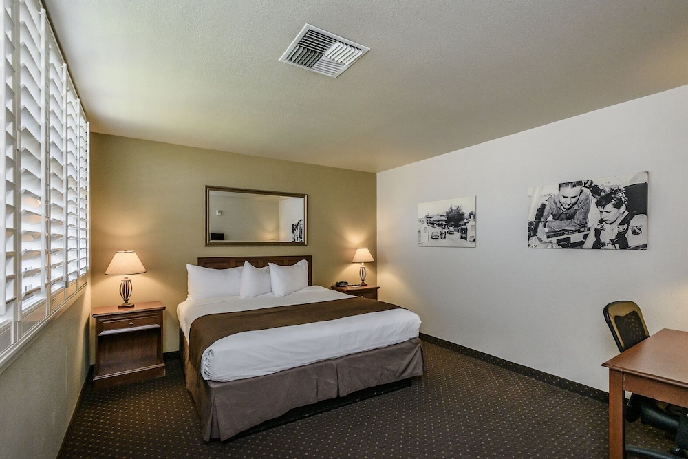 Lions Gate Hotel 15/44