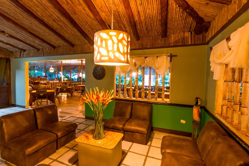 Ara Ambigua Lodge 25/50