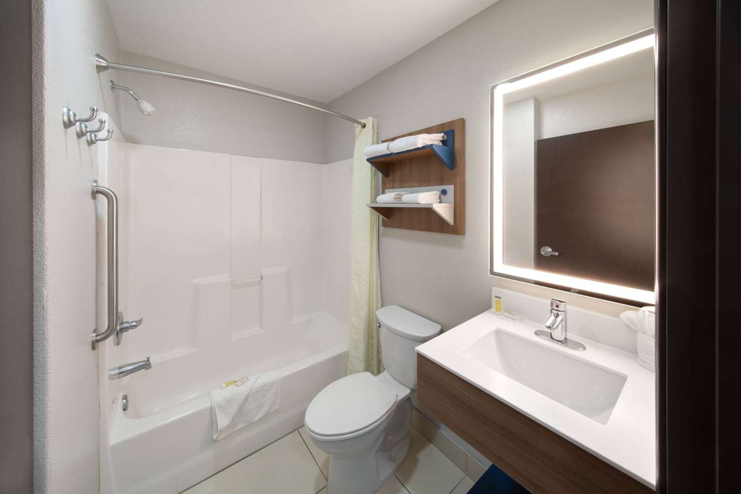 Microtel Inn and Suites By Wyndham Buda 35/40