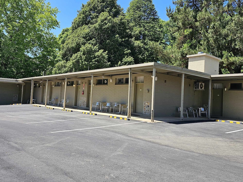 BRIGHT MOTOR INN 4/44