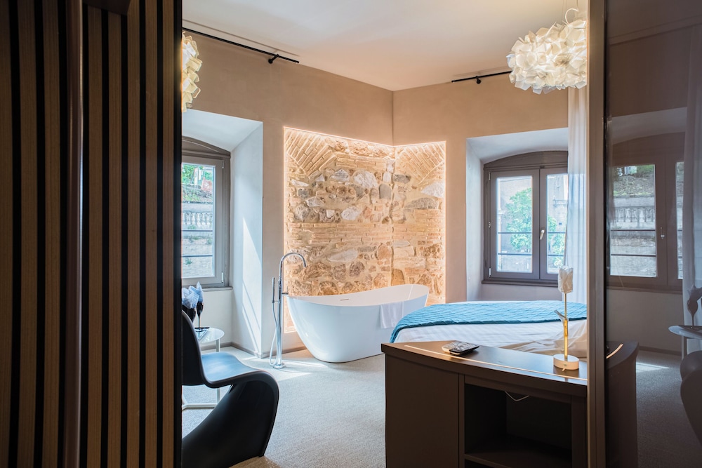 163 Boutique Hotel 10/50
