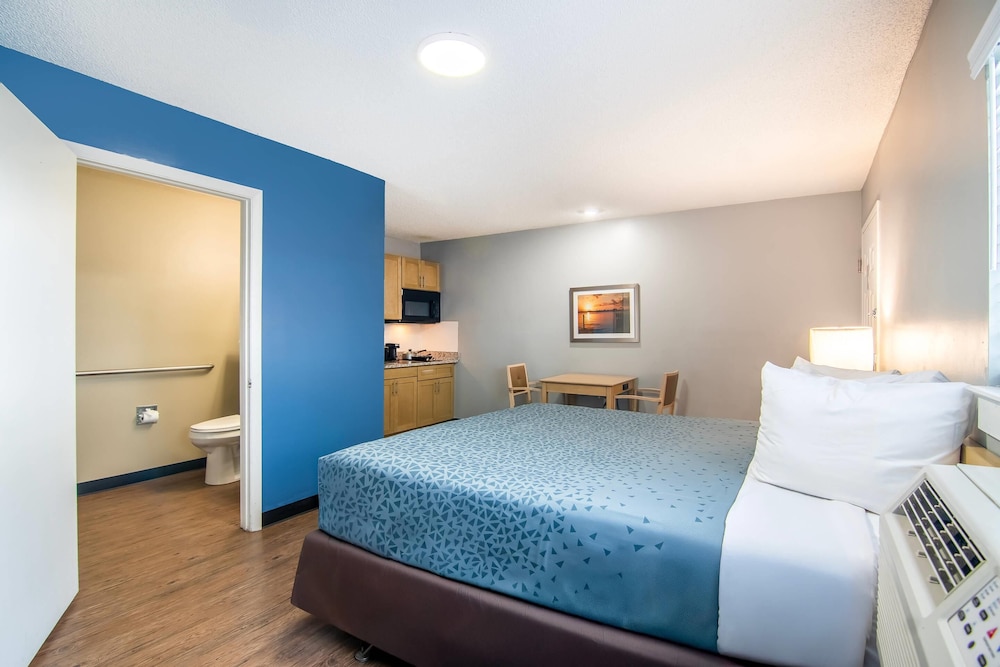 Efficiency, King Bed, Accessible