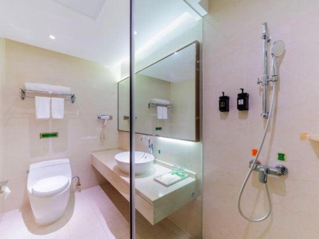 Vienna Hotel (Zhongshan Xiaolan High Speed Railway Station) 56/59