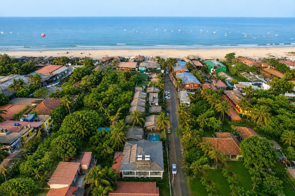 Foxoso Aaristo Baga Beach Resort 36/48