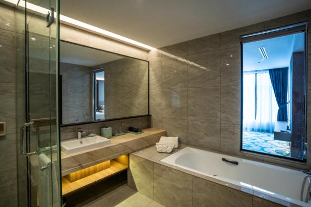 CHRISTEE SUITES 34/37