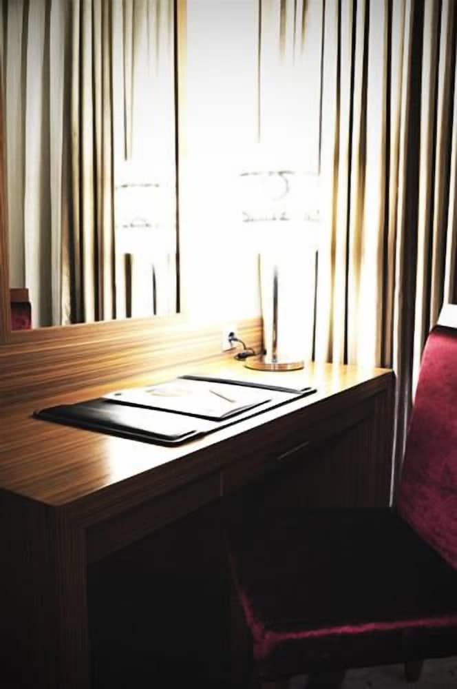 DEMORA HOTEL 12/64