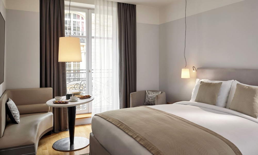 LUXURY, KING BED