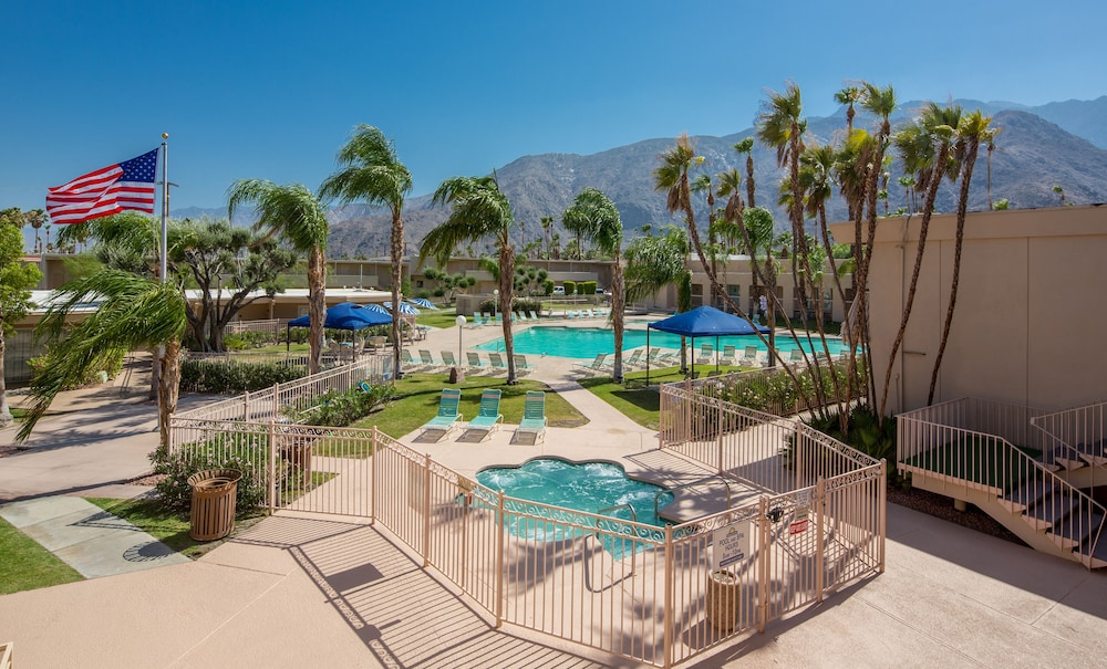 Days Inn by Wyndham Palm Springs thumb 3